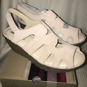 NEW IN BOX! SKECHERS PARALLEL STYLIN' WEDGE HEEL LIGHT PINK SUEDE SANDALS SZ 8